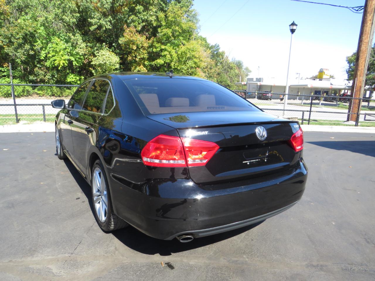 Volkswagen Passat 4dr Sdn 1.8T Auto SE w/Sunroof & Nav 2014