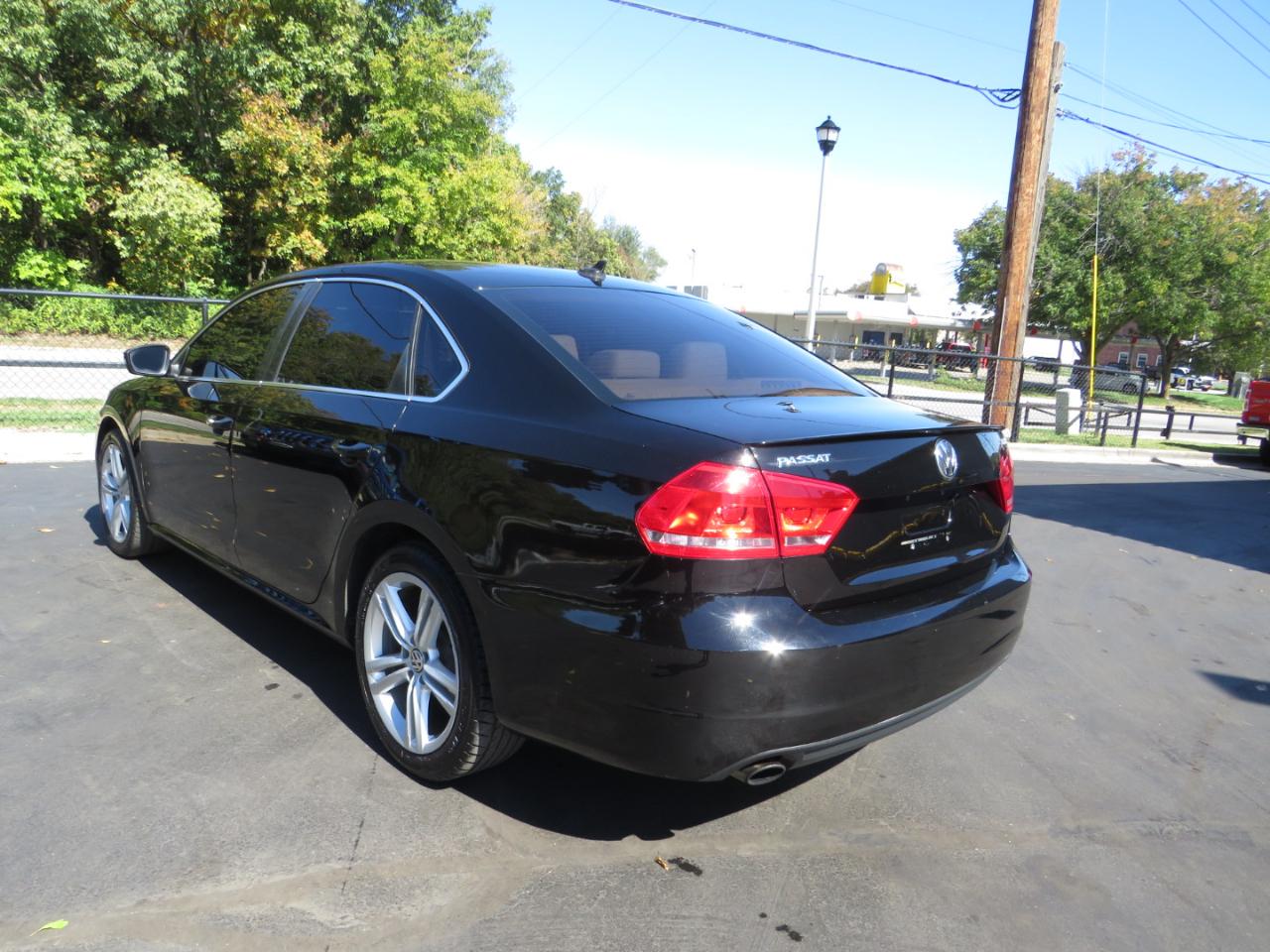 Volkswagen Passat 4dr Sdn 1.8T Auto SE w/Sunroof & Nav 2014
