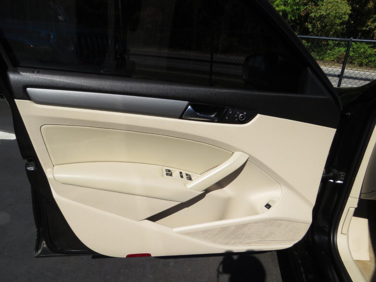 Volkswagen Passat 4dr Sdn 1.8T Auto SE w/Sunroof & Nav 2014
