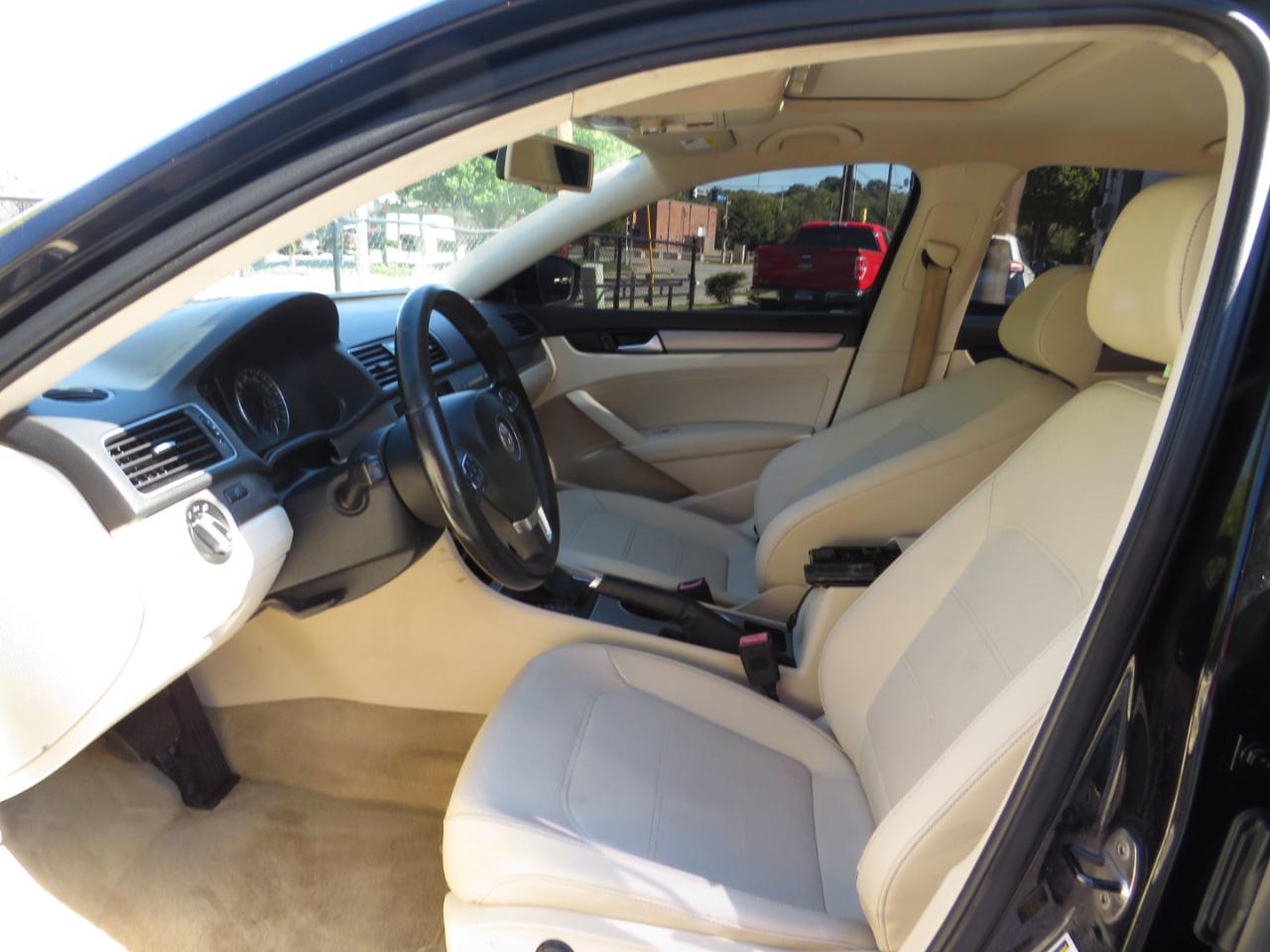 Volkswagen Passat 4dr Sdn 1.8T Auto SE w/Sunroof & Nav 2014