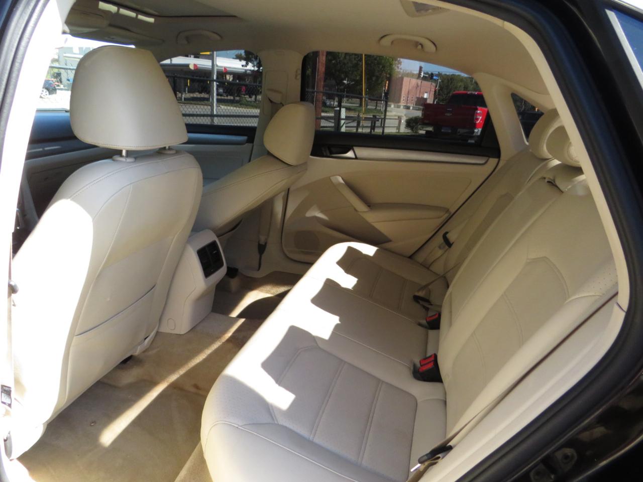 Volkswagen Passat 4dr Sdn 1.8T Auto SE w/Sunroof & Nav 2014