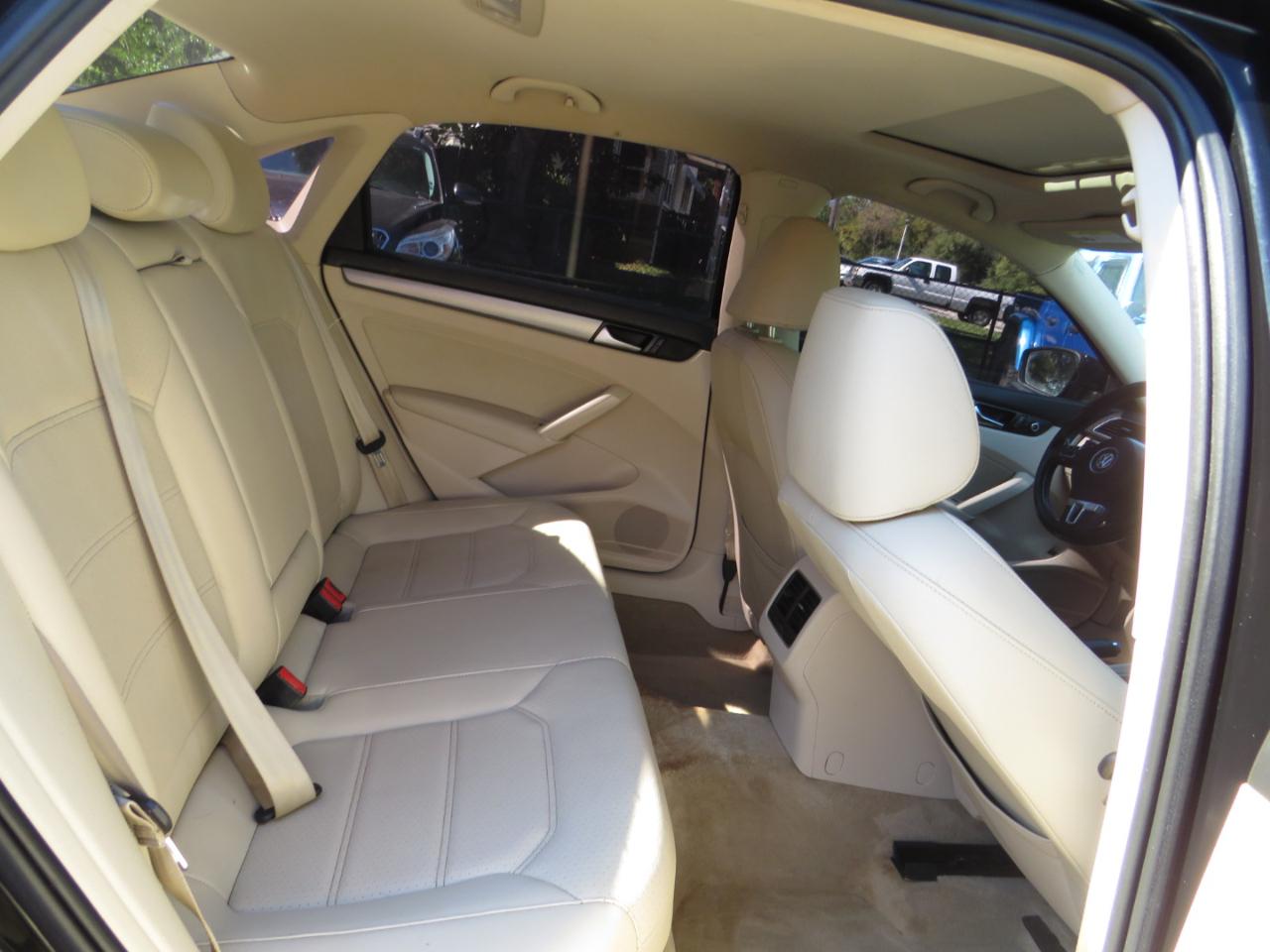 Volkswagen Passat 4dr Sdn 1.8T Auto SE w/Sunroof & Nav 2014