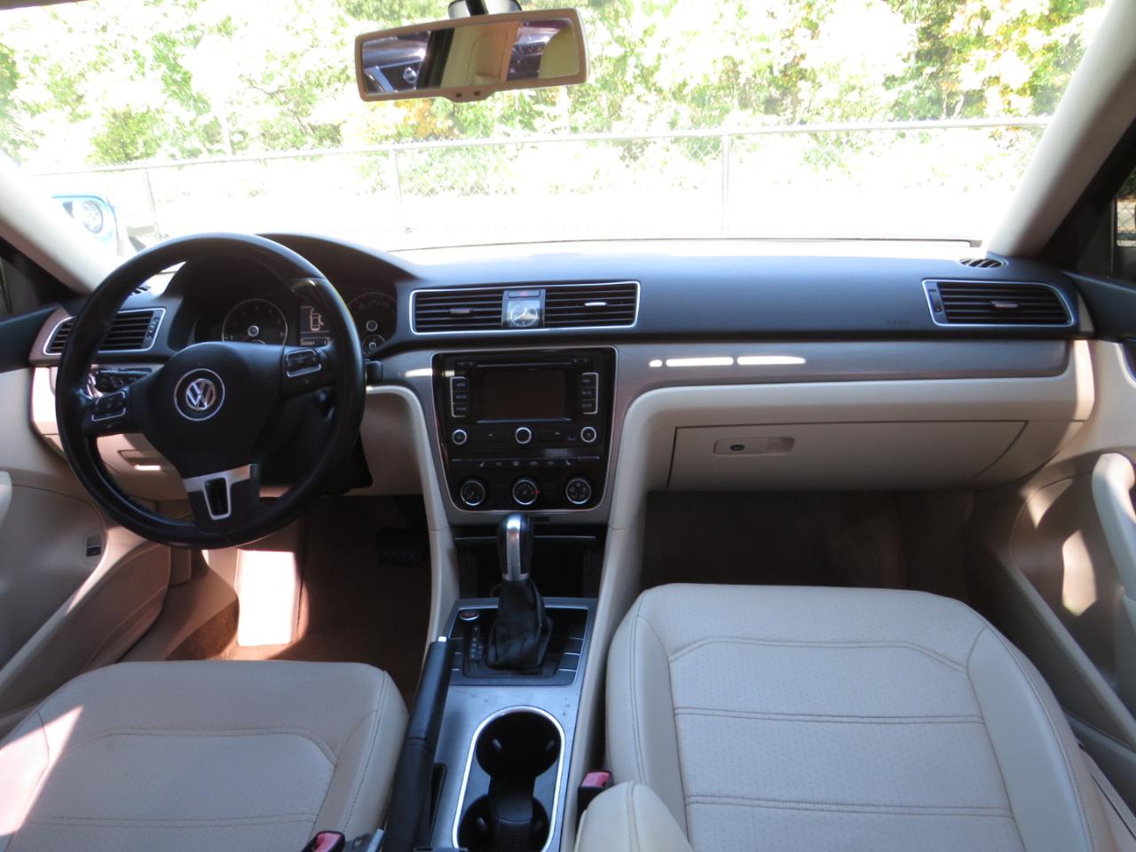 Volkswagen Passat 4dr Sdn 1.8T Auto SE w/Sunroof & Nav 2014