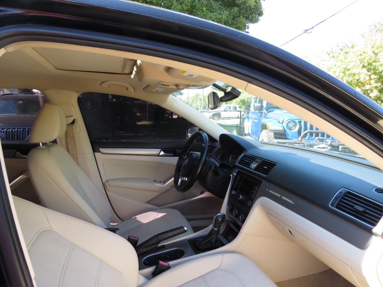 Volkswagen Passat 4dr Sdn 1.8T Auto SE w/Sunroof & Nav 2014