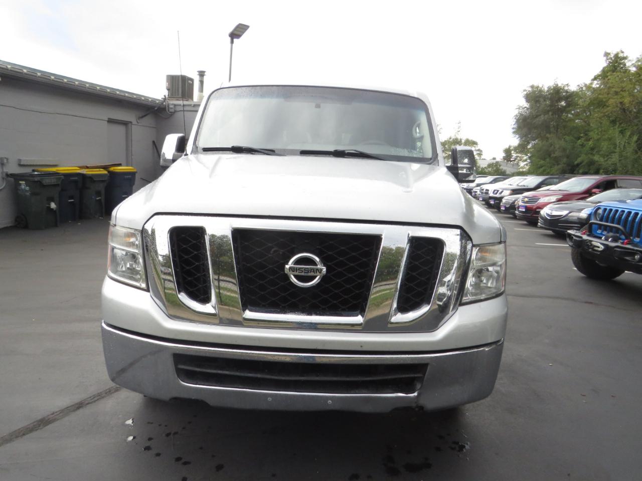 Nissan NV Passenger V6 SV 2017