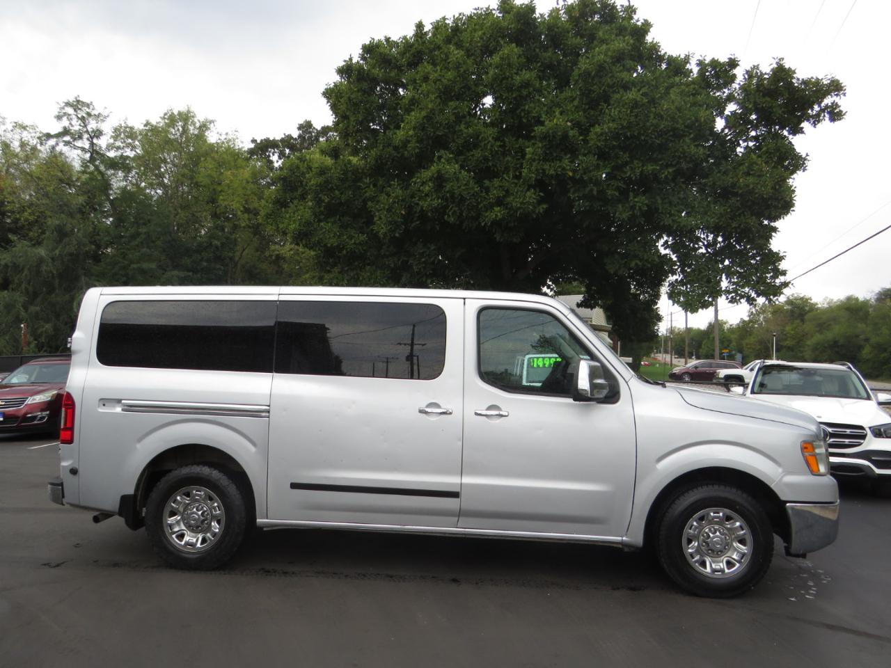 Nissan NV Passenger V6 SV 2017