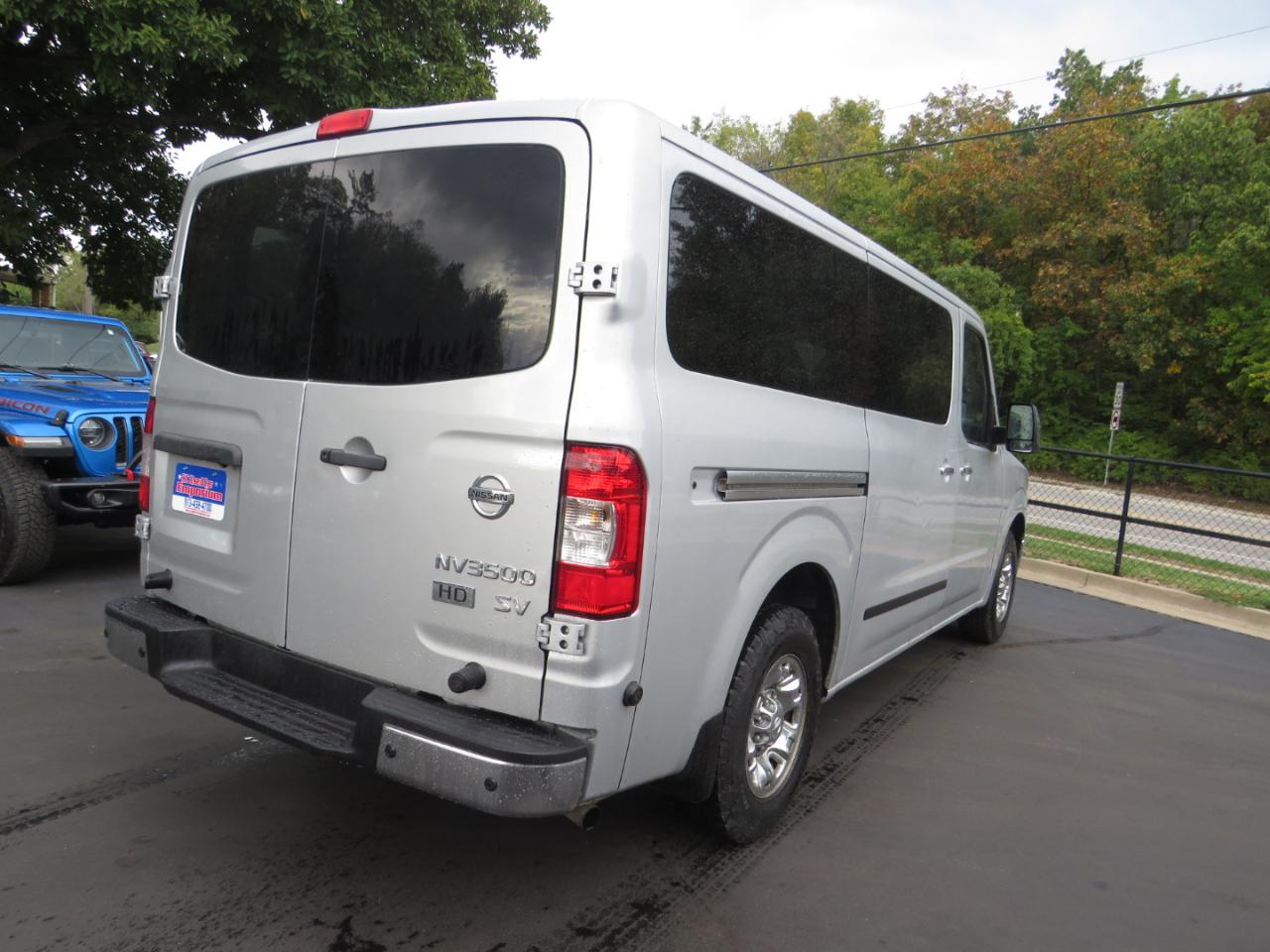 Nissan NV Passenger V6 SV 2017