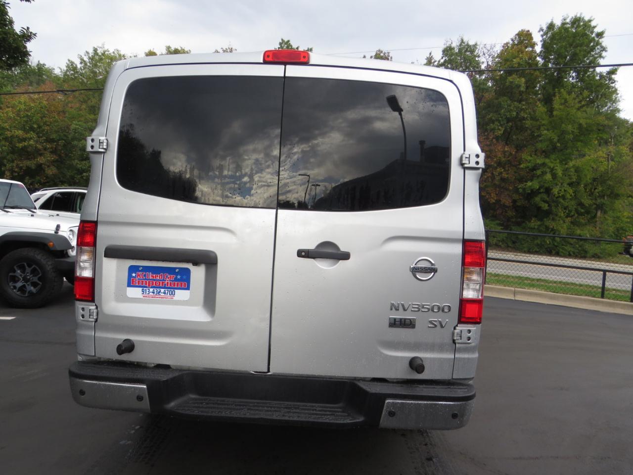 Nissan NV Passenger V6 SV 2017