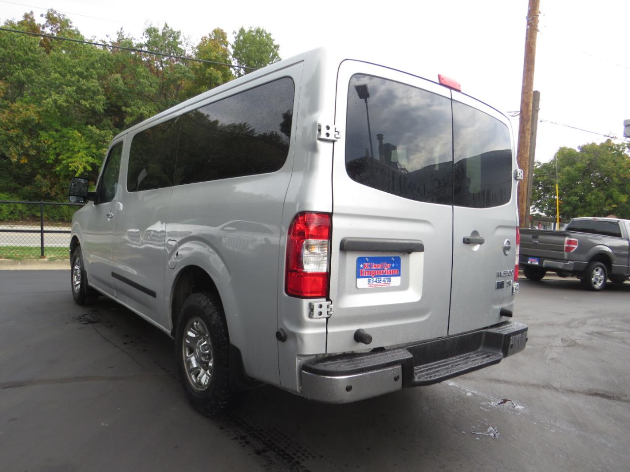 Nissan NV Passenger V6 SV 2017