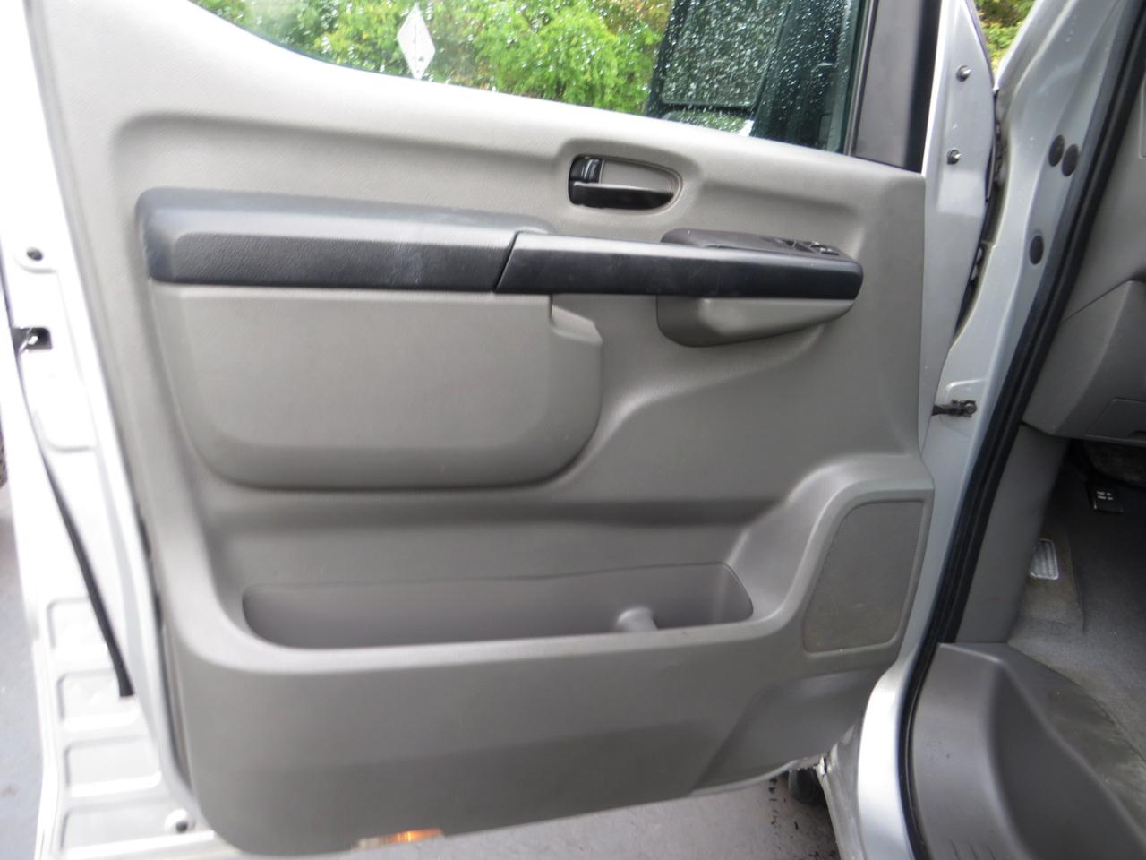 Nissan NV Passenger V6 SV 2017