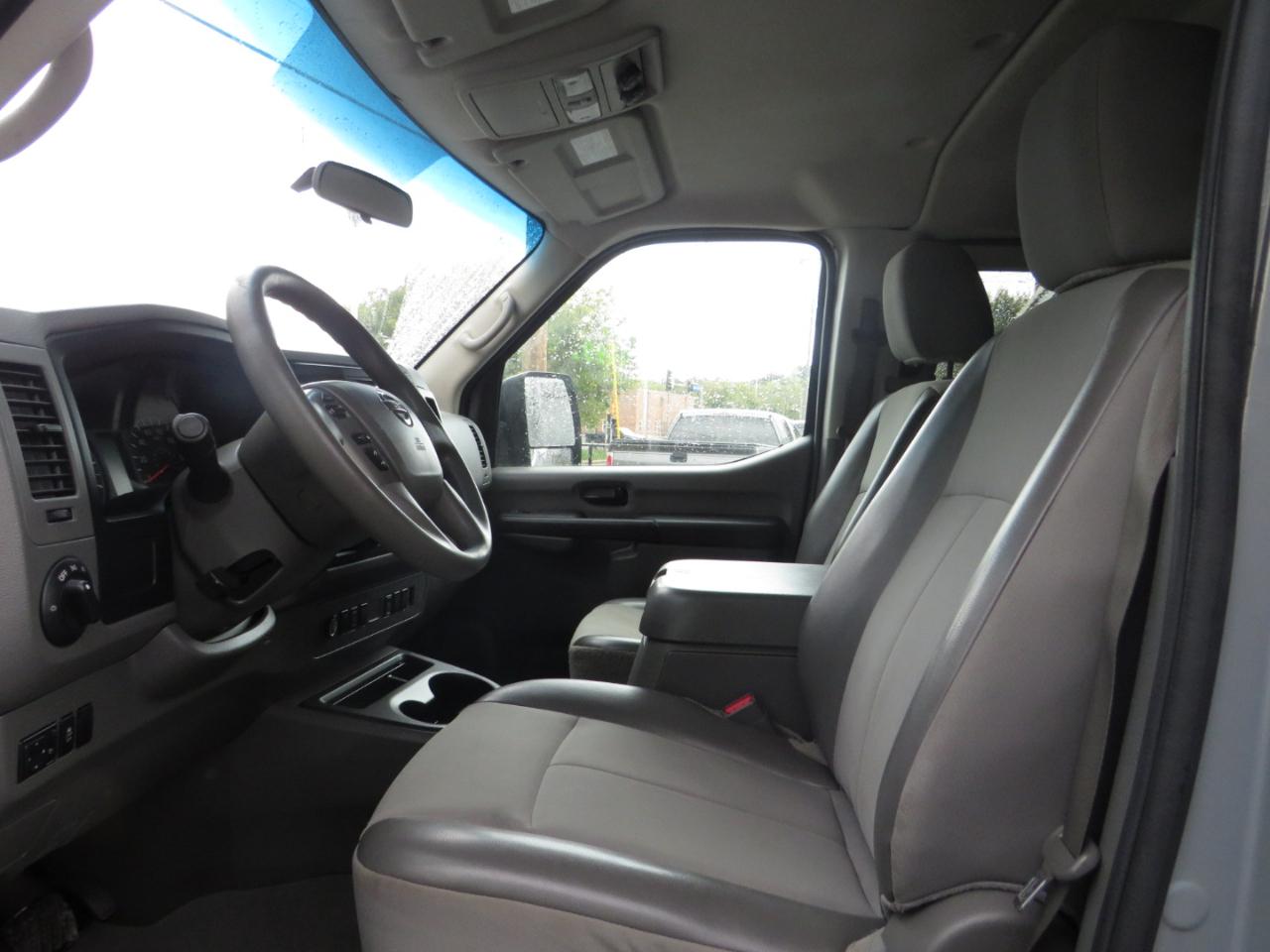 Nissan NV Passenger V6 SV 2017