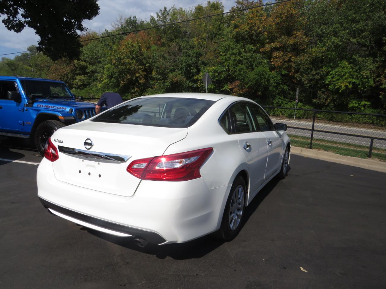 Nissan Sentra 4dr Sdn I4 CVT S 2015