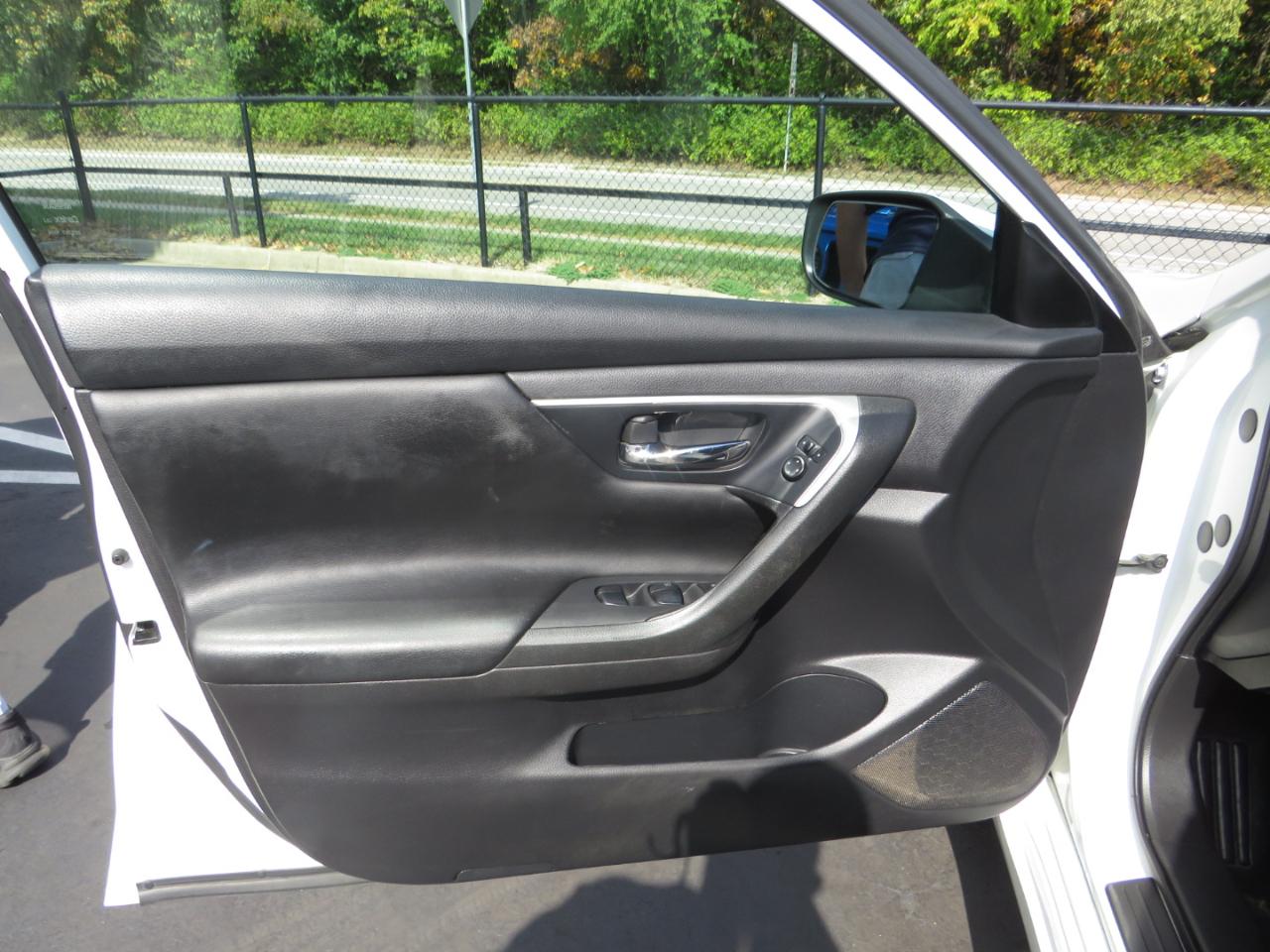Nissan Sentra 4dr Sdn I4 CVT S 2015