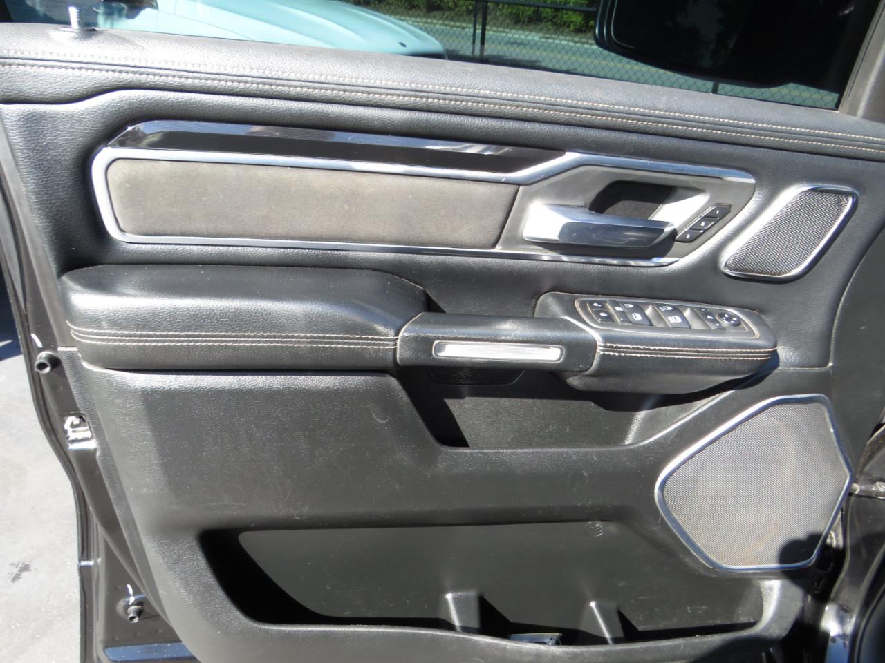 RAM 1500 Laramie 4x4 Crew Cab 5'7" Box 2020