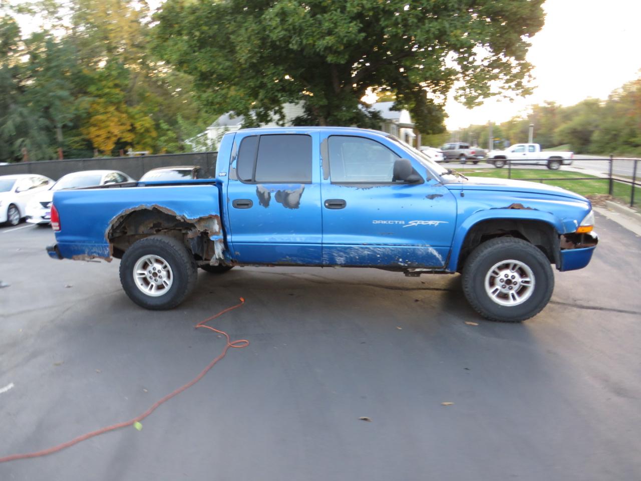 Dodge Dakota Quad Cab 131" WB 4WD Sport 2000
