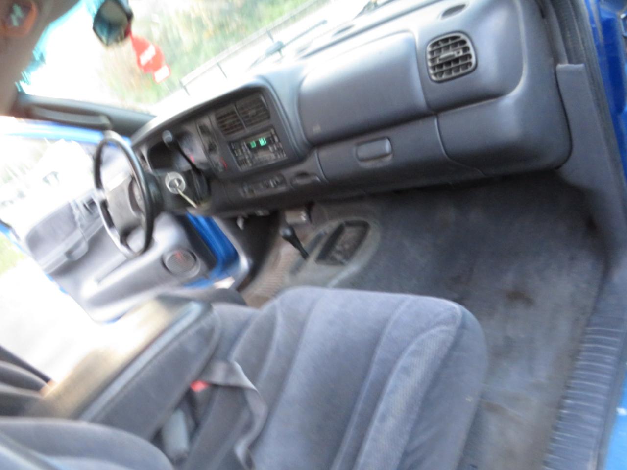 Dodge Dakota Quad Cab 131" WB 4WD Sport 2000