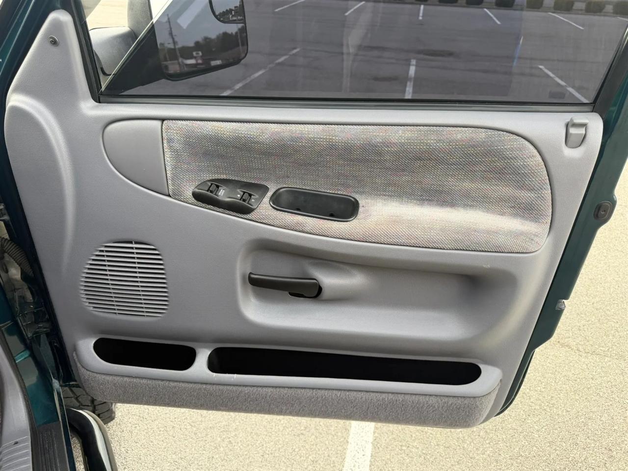 Dodge Ram 1500 Reg Cab 119" WB 4WD 1997