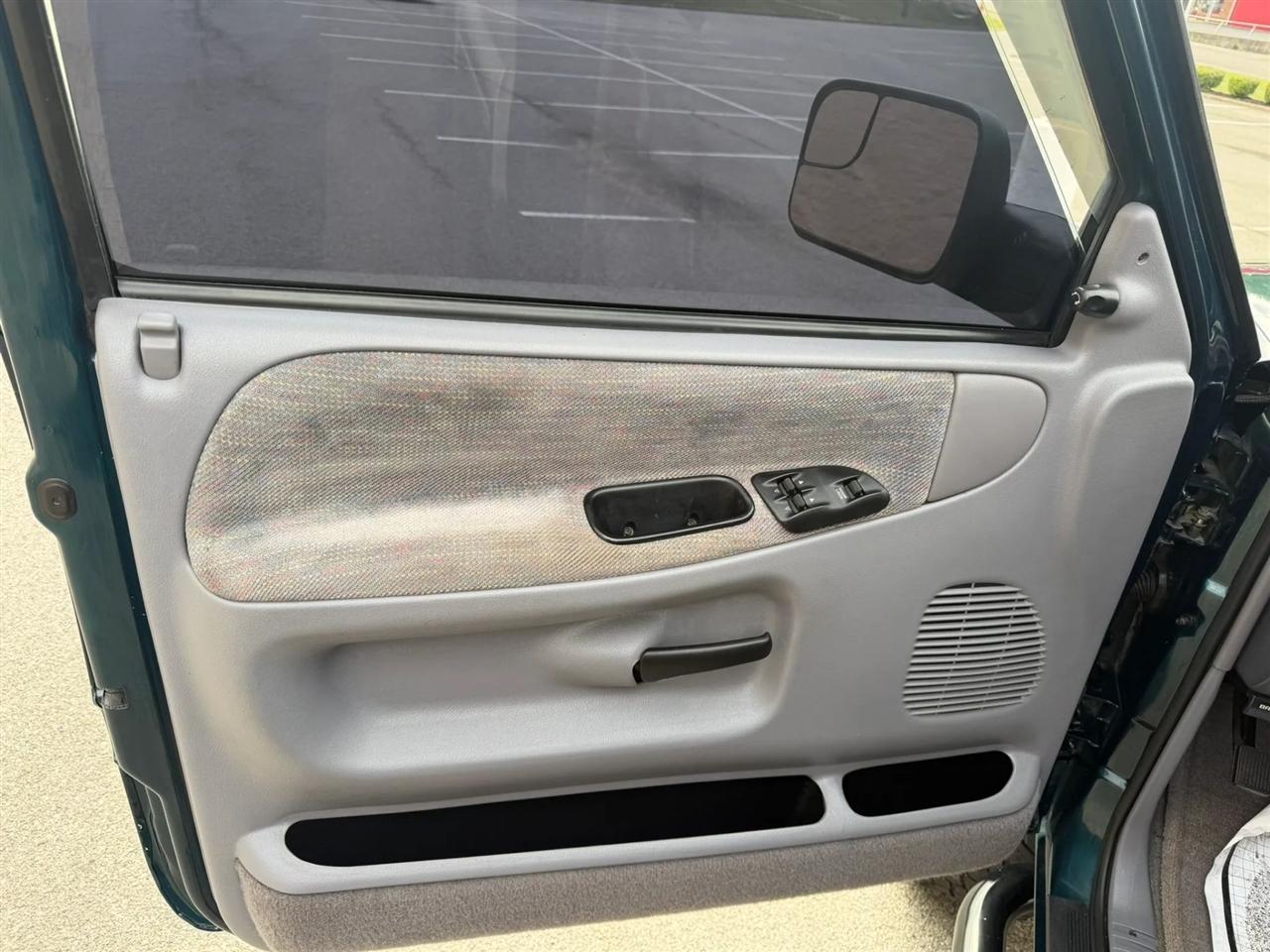 Dodge Ram 1500 Reg Cab 119" WB 4WD 1997