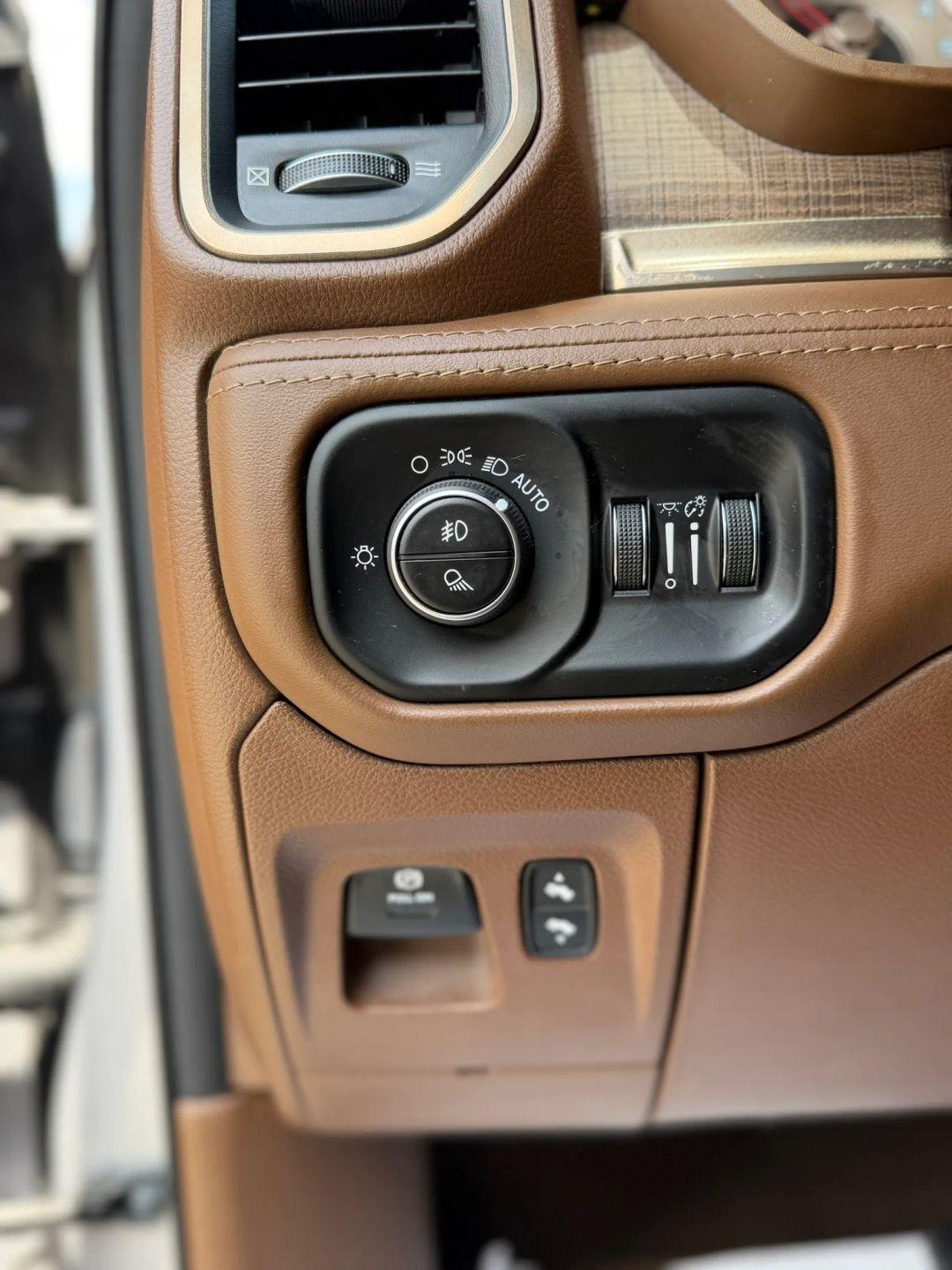RAM 1500 Longhorn 4x4 Crew Cab 5'7" Box 2019