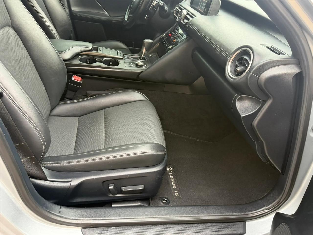 Lexus IS IS 300 RWD 2021
