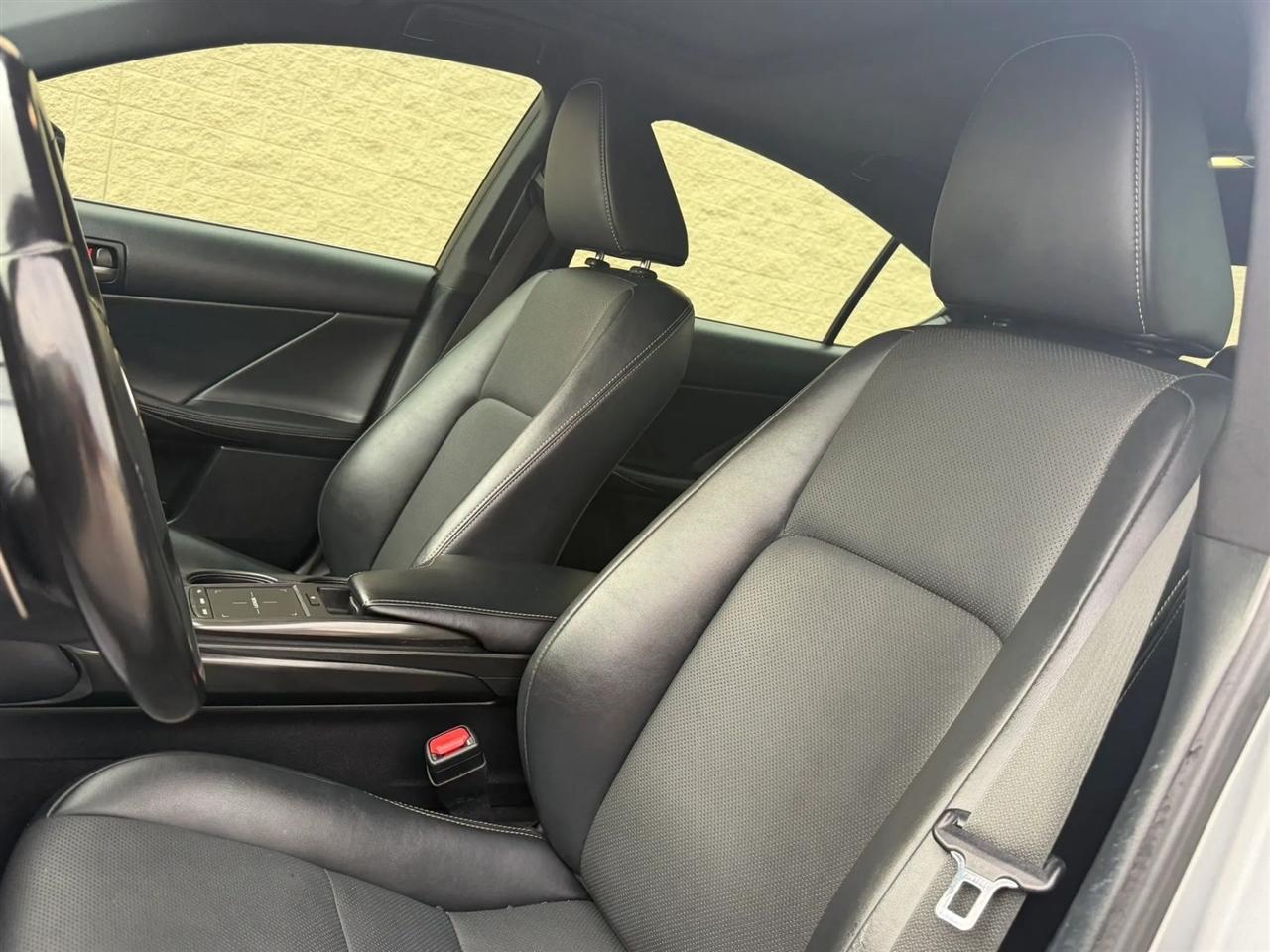 Lexus IS IS 300 RWD 2021
