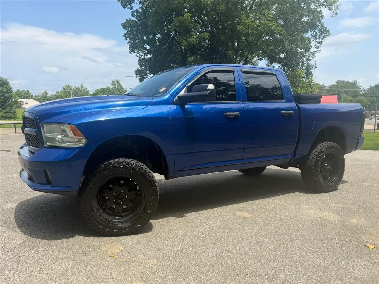 RAM 1500 Express 4x4 Crew Cab 5'7" Box 2017