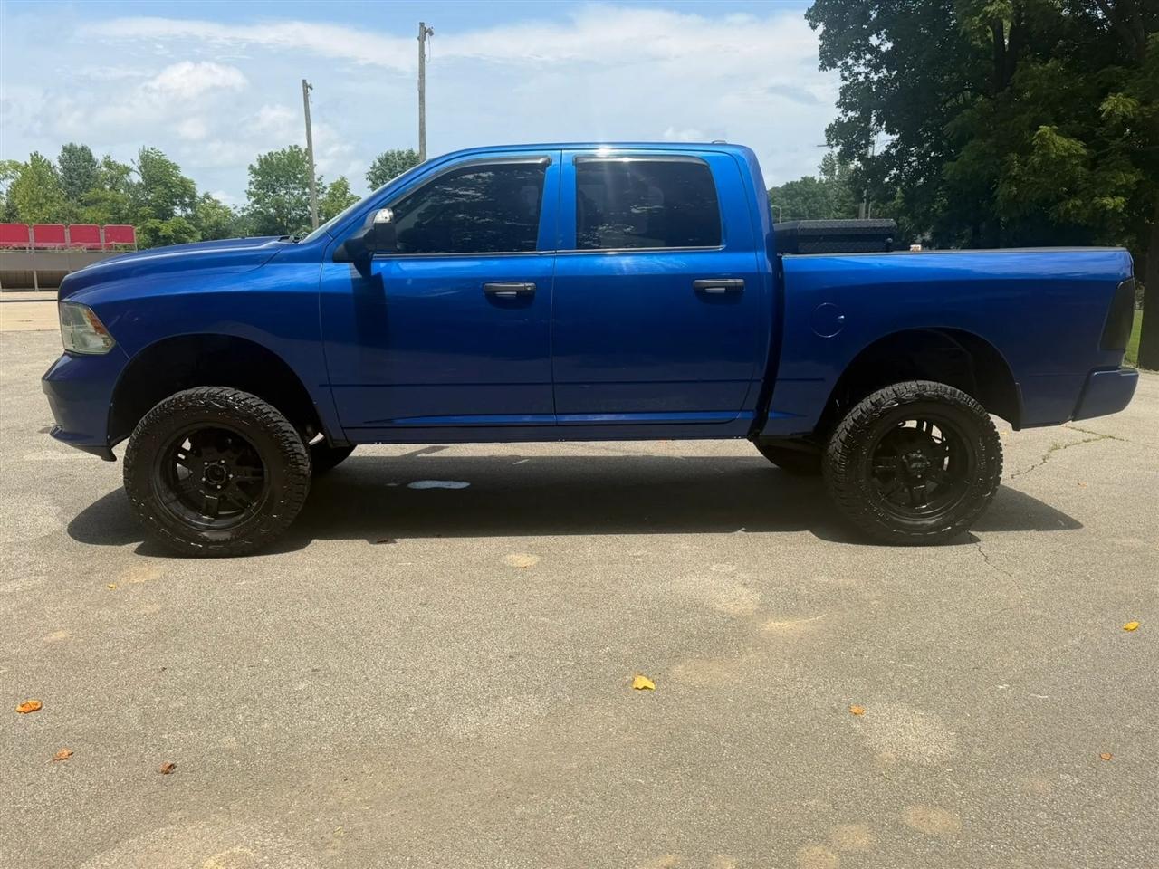 RAM 1500 Express 4x4 Crew Cab 5'7" Box 2017