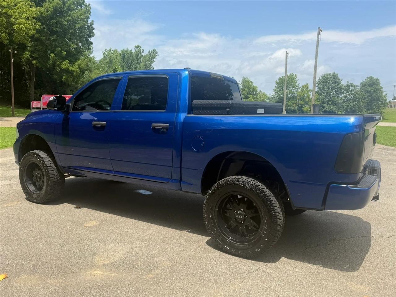 RAM 1500 Express 4x4 Crew Cab 5'7" Box 2017