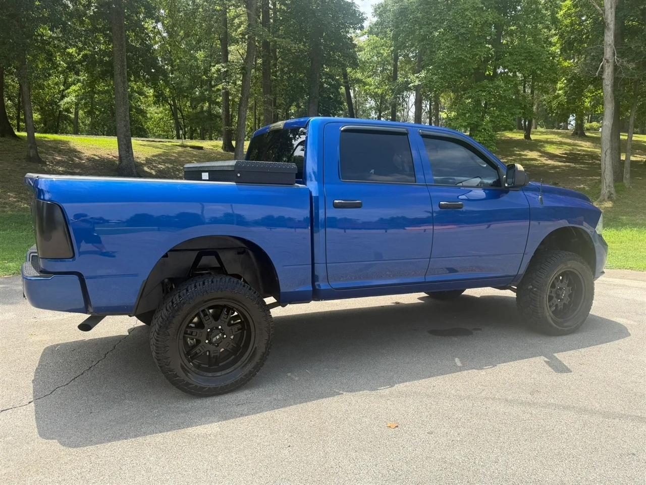 RAM 1500 Express 4x4 Crew Cab 5'7" Box 2017