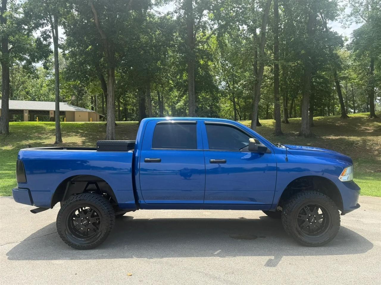 RAM 1500 Express 4x4 Crew Cab 5'7" Box 2017
