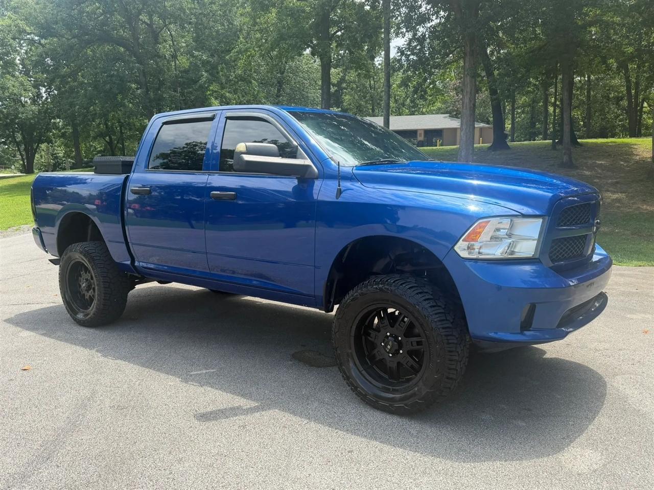 RAM 1500 Express 4x4 Crew Cab 5'7" Box 2017