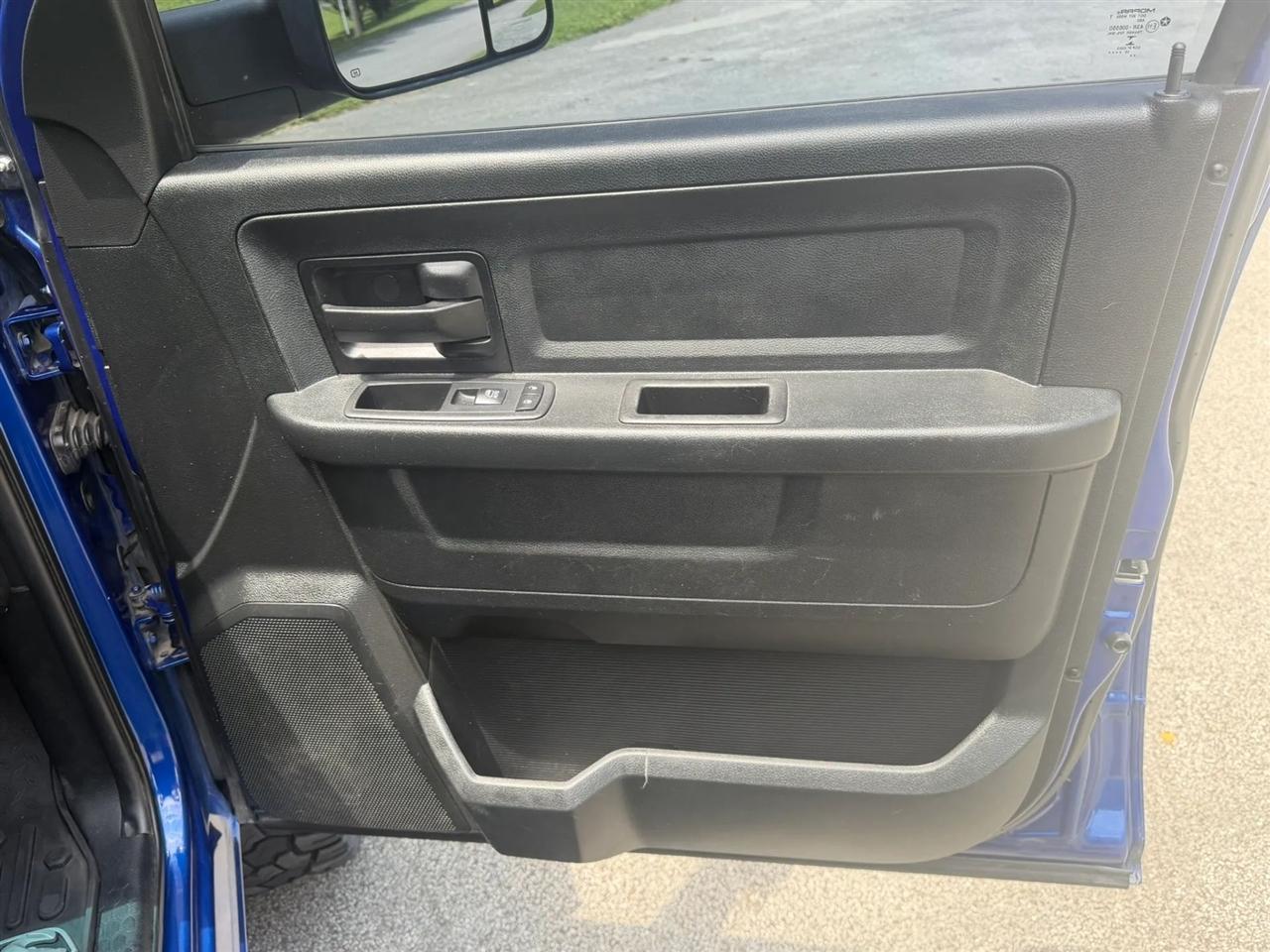 RAM 1500 Express 4x4 Crew Cab 5'7" Box 2017