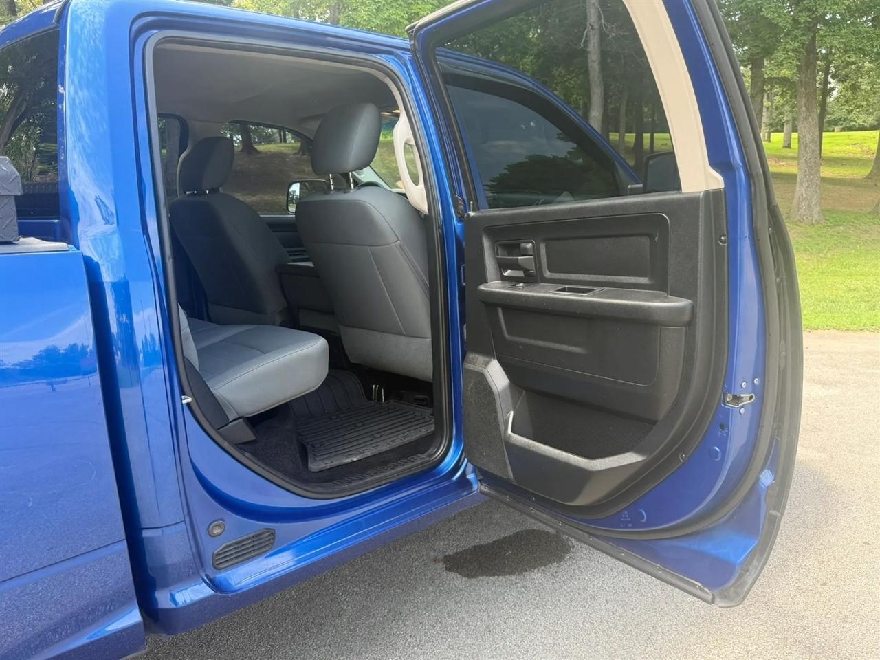 RAM 1500 Express 4x4 Crew Cab 5'7" Box 2017