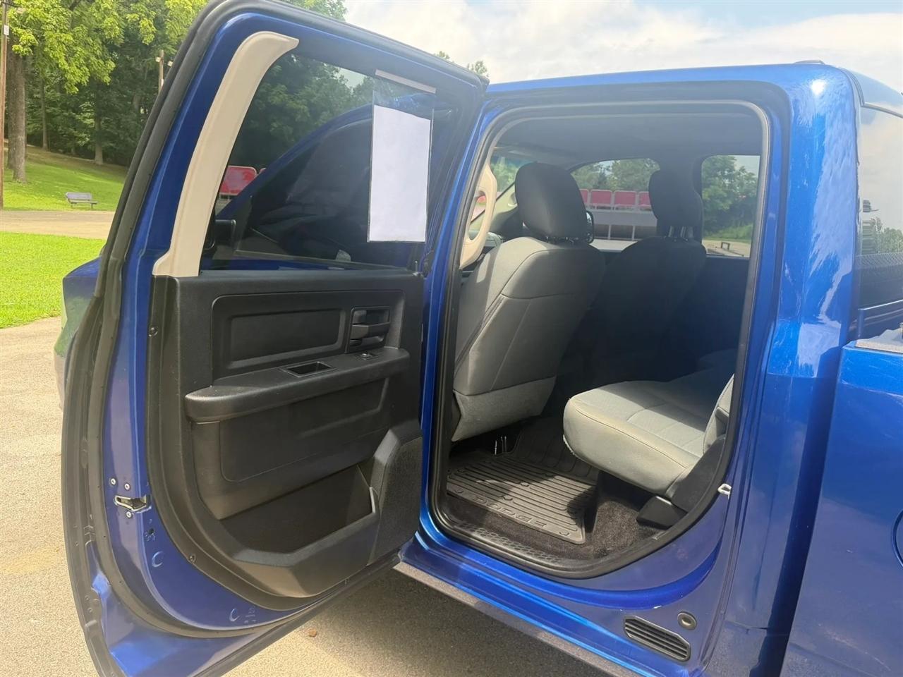 RAM 1500 Express 4x4 Crew Cab 5'7" Box 2017
