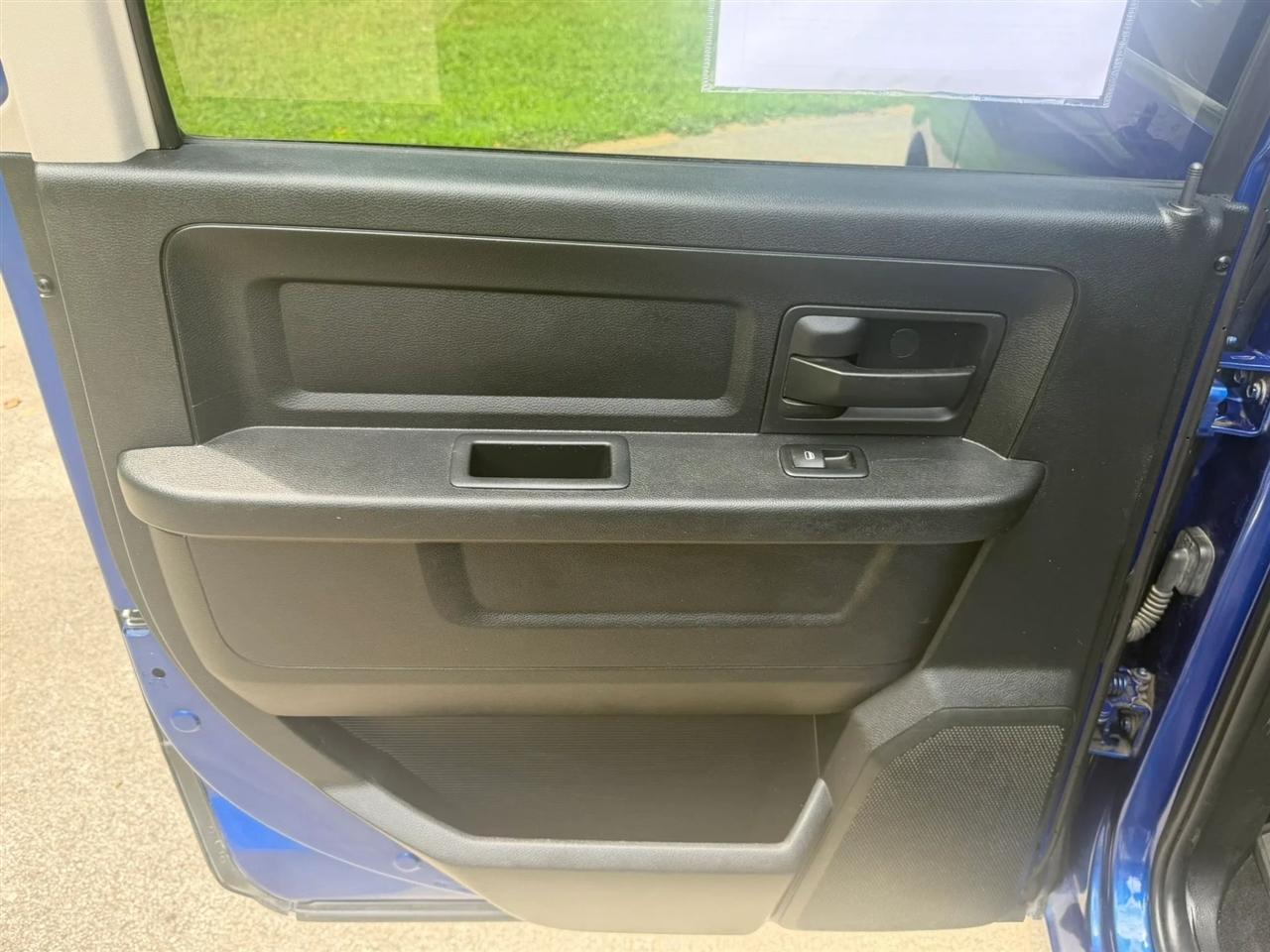 RAM 1500 Express 4x4 Crew Cab 5'7" Box 2017