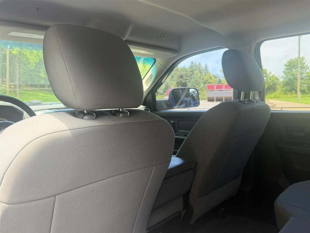 RAM 1500 Express 4x4 Crew Cab 5'7" Box 2017