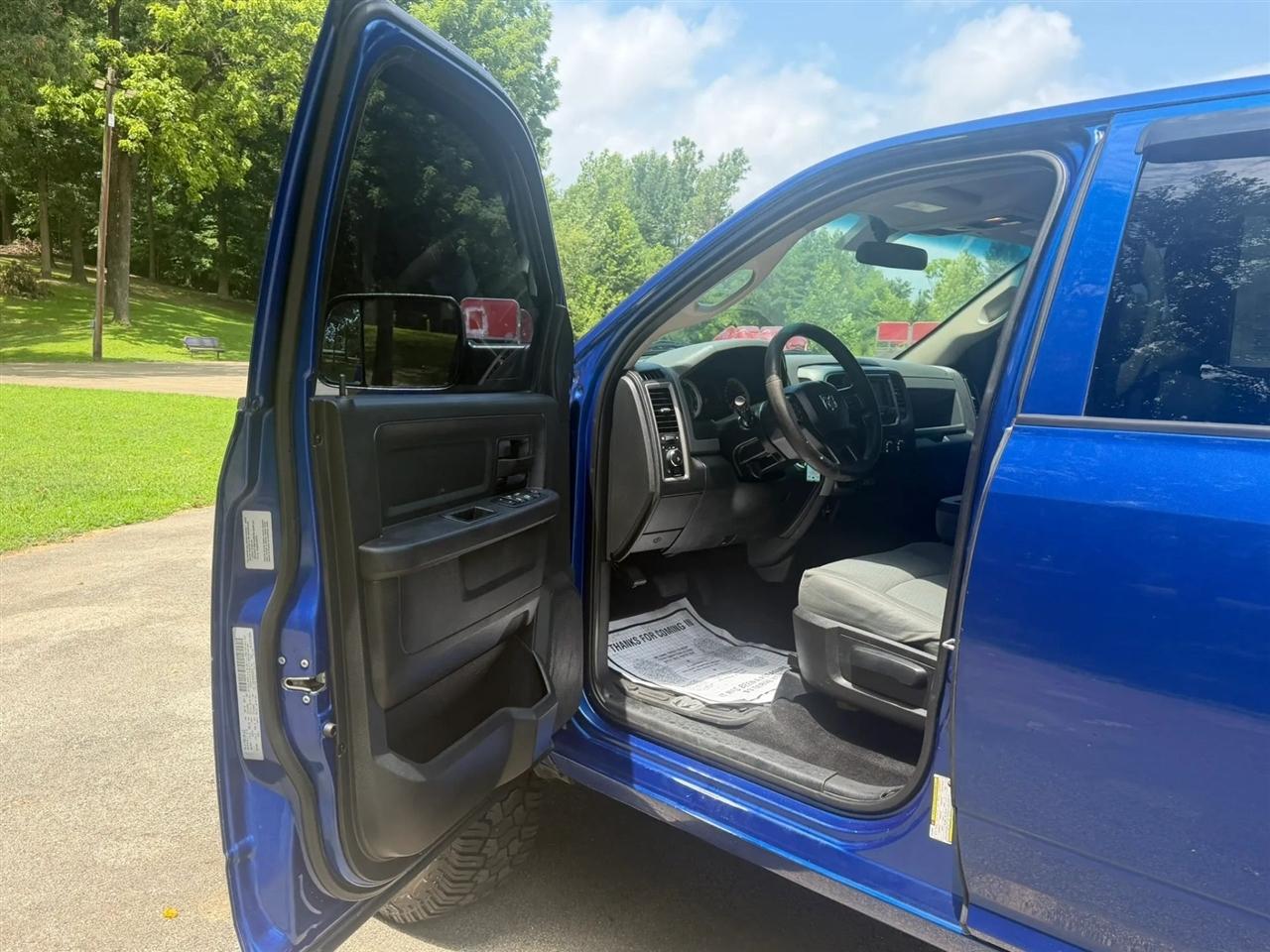 RAM 1500 Express 4x4 Crew Cab 5'7" Box 2017