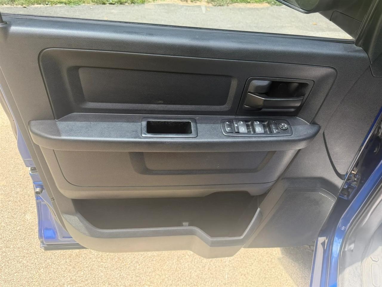 RAM 1500 Express 4x4 Crew Cab 5'7" Box 2017