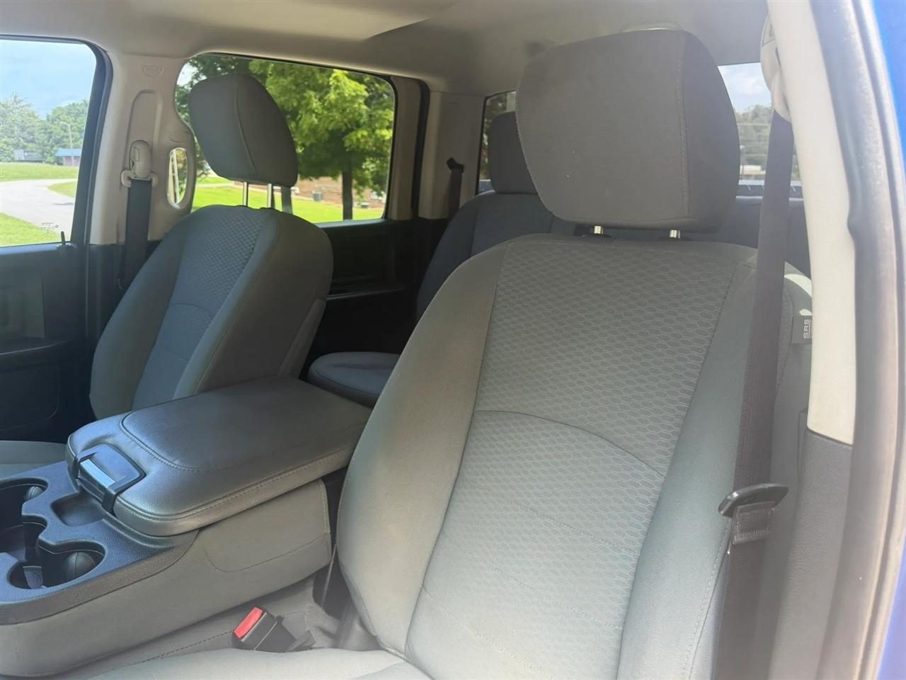 RAM 1500 Express 4x4 Crew Cab 5'7" Box 2017