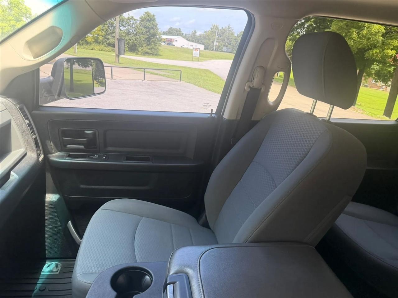 RAM 1500 Express 4x4 Crew Cab 5'7" Box 2017