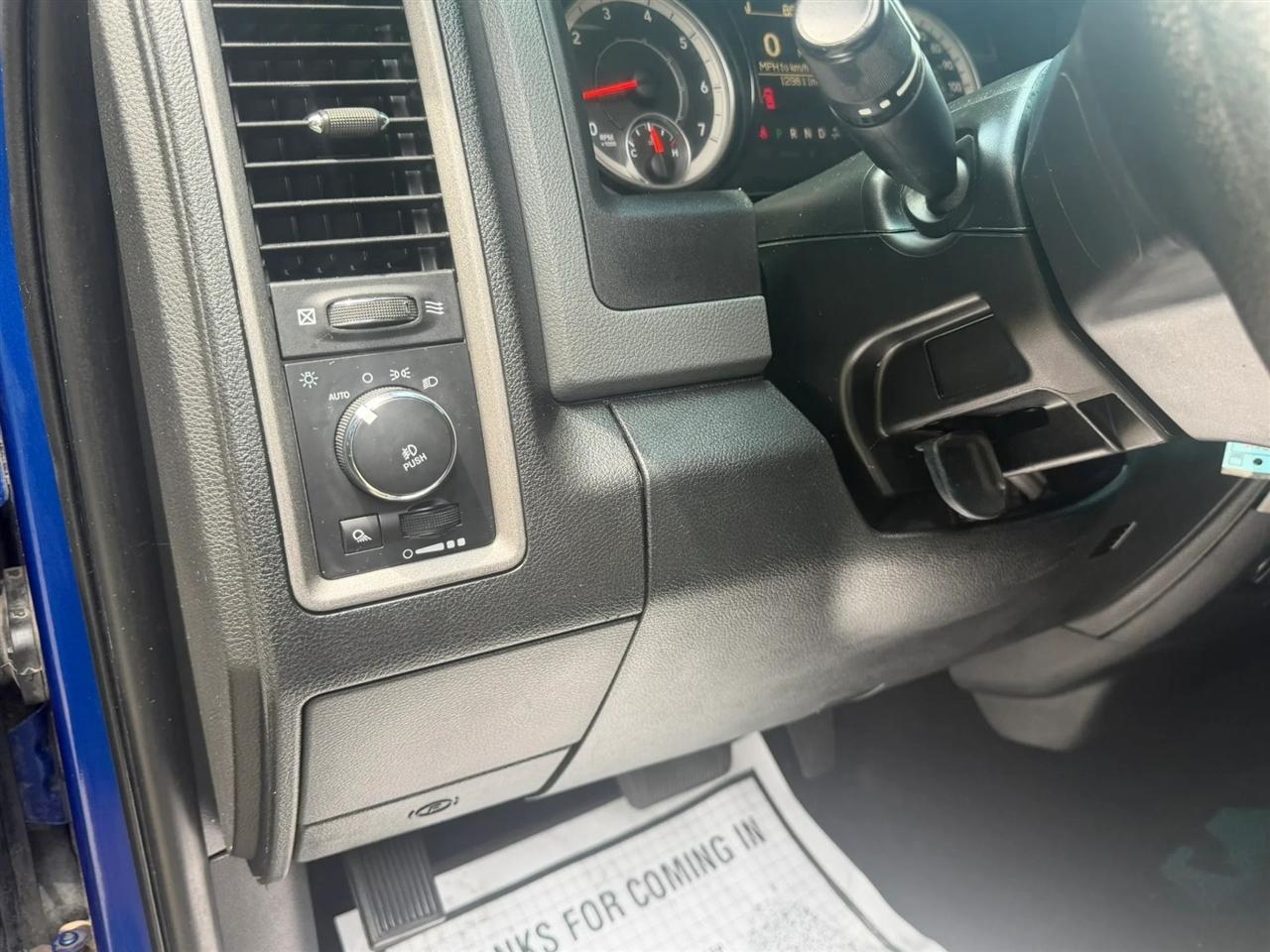 RAM 1500 Express 4x4 Crew Cab 5'7" Box 2017