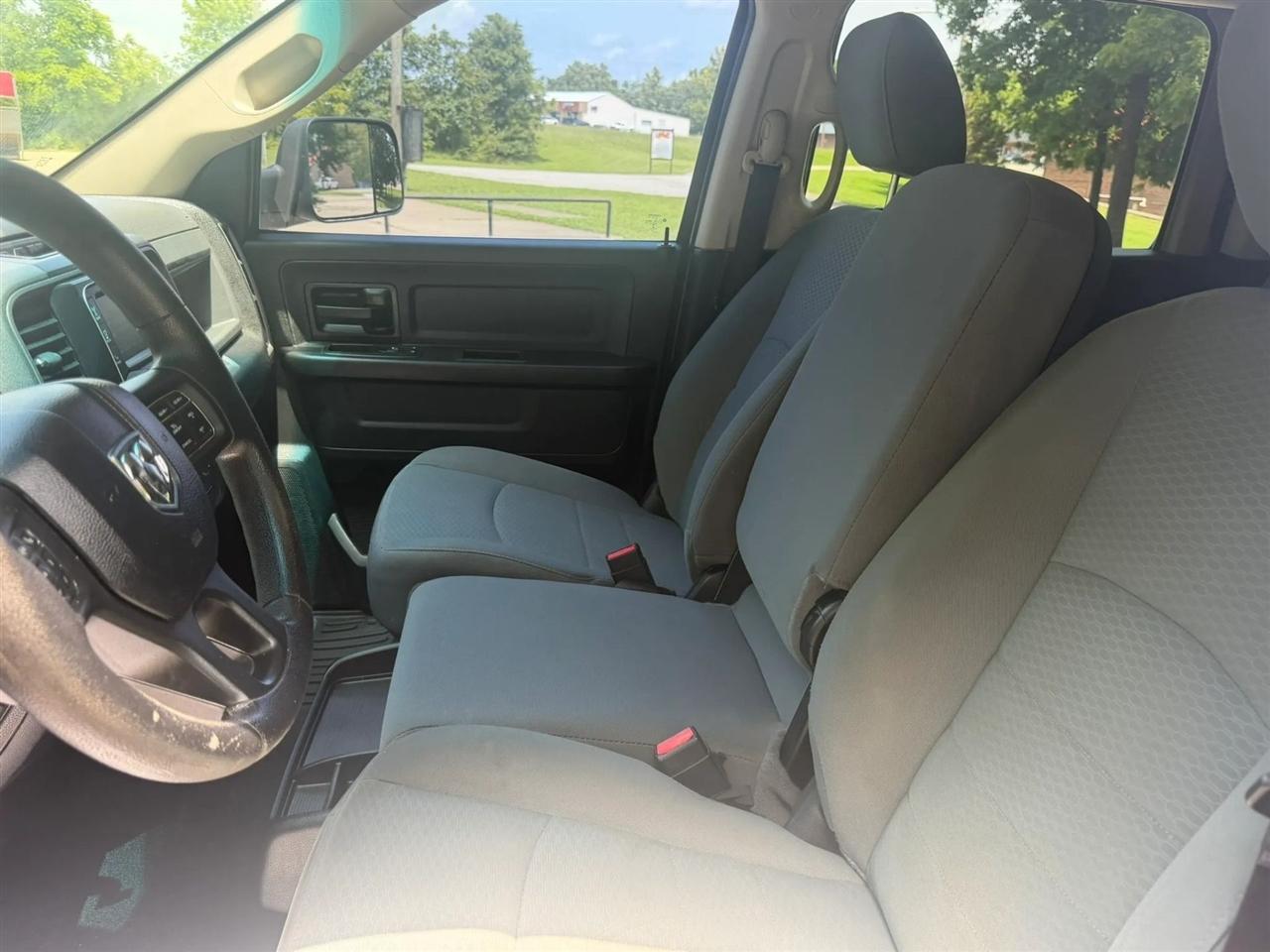 RAM 1500 Express 4x4 Crew Cab 5'7" Box 2017