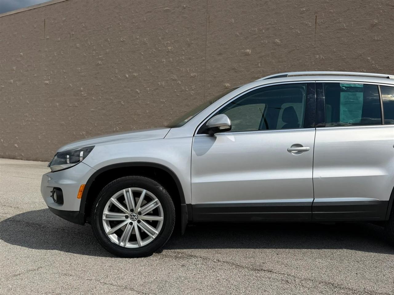 Volkswagen Tiguan 4WD 4dr Auto SE w/Sunroof & Nav 2013
