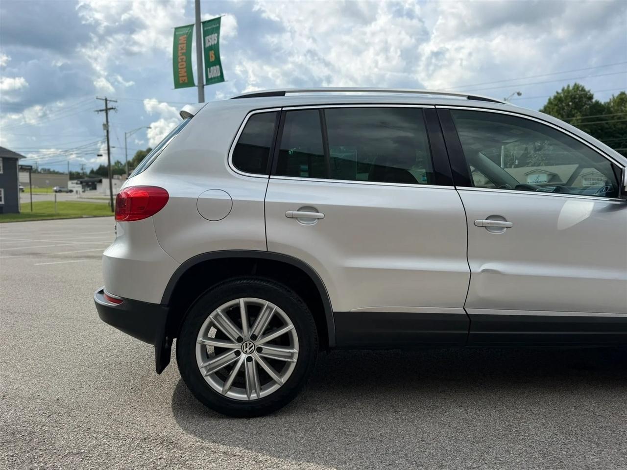 Volkswagen Tiguan 4WD 4dr Auto SE w/Sunroof & Nav 2013