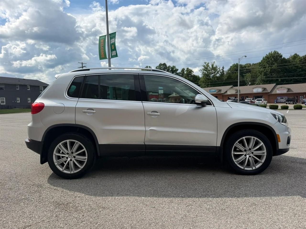 Volkswagen Tiguan 4WD 4dr Auto SE w/Sunroof & Nav 2013
