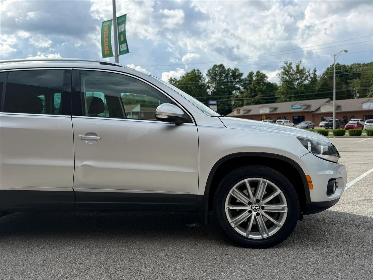 Volkswagen Tiguan 4WD 4dr Auto SE w/Sunroof & Nav 2013