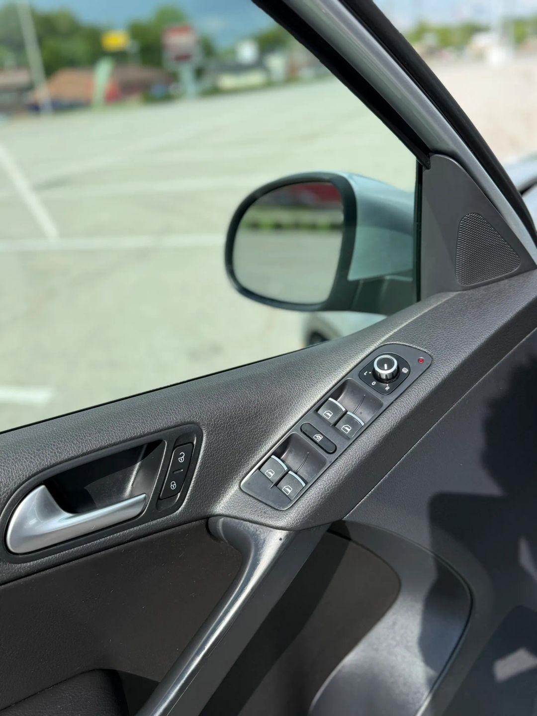 Volkswagen Tiguan 4WD 4dr Auto SE w/Sunroof & Nav 2013