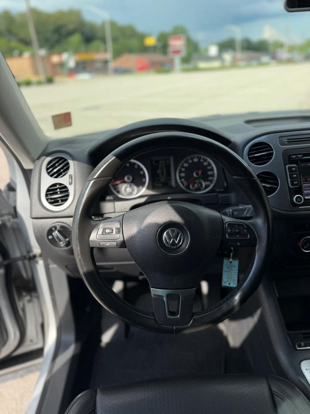 Volkswagen Tiguan 4WD 4dr Auto SE w/Sunroof & Nav 2013