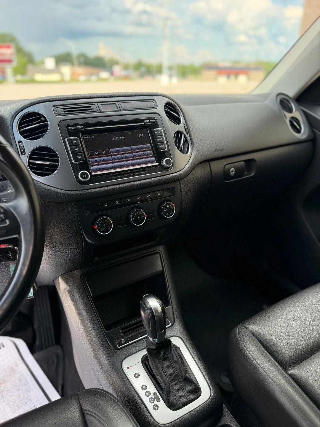 Volkswagen Tiguan 4WD 4dr Auto SE w/Sunroof & Nav 2013