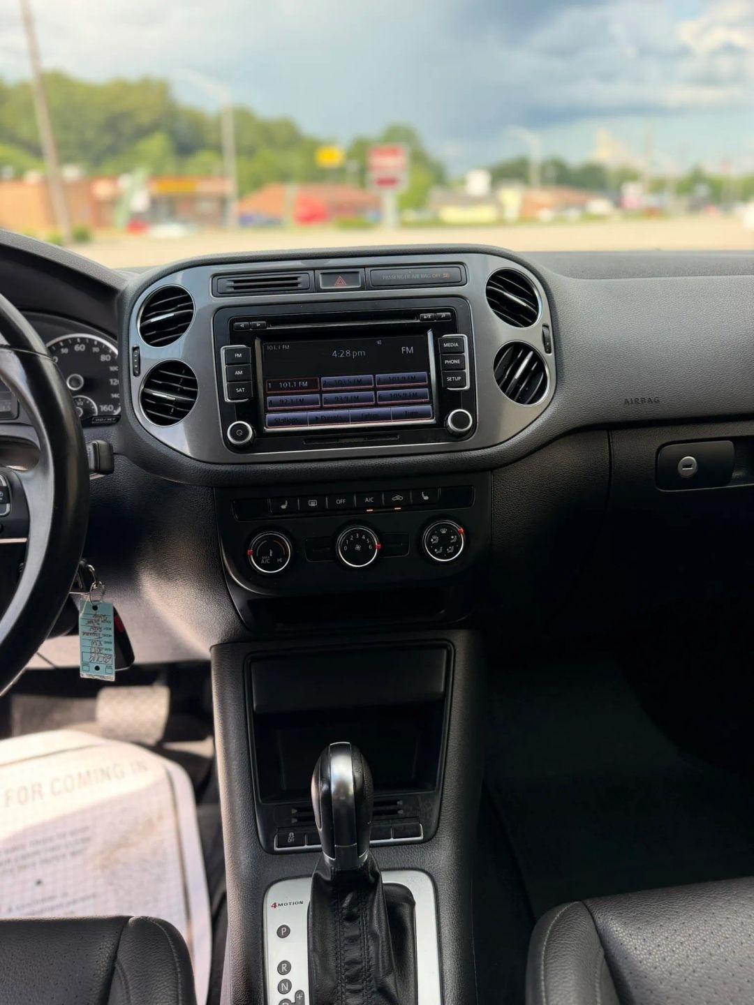 Volkswagen Tiguan 4WD 4dr Auto SE w/Sunroof & Nav 2013